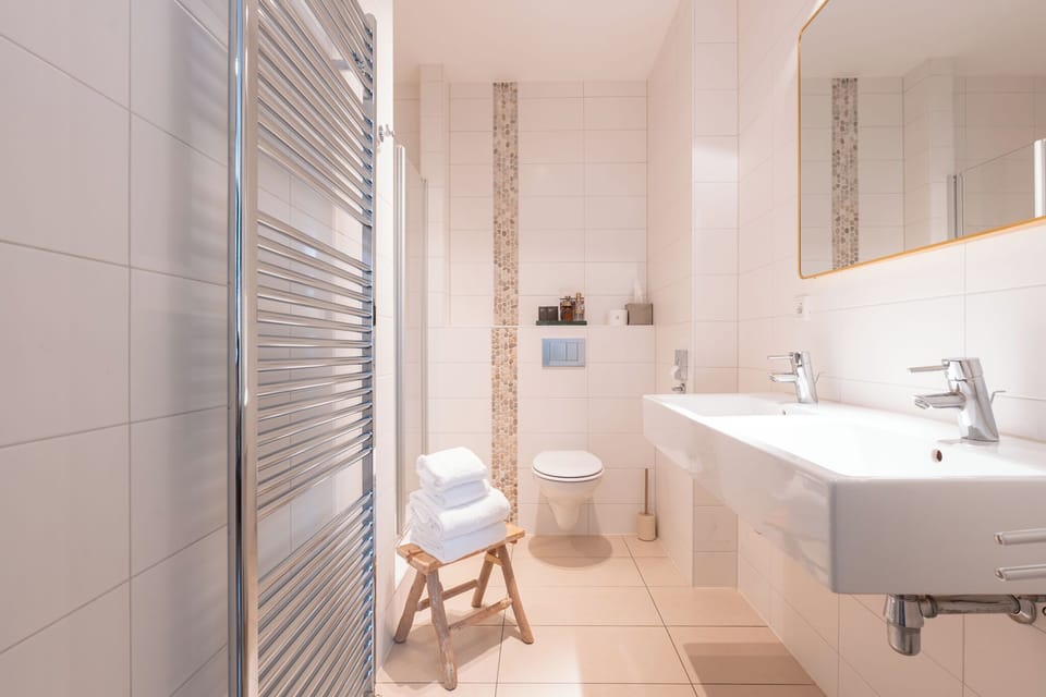 Deluxe Room | Bathroom | Shower, free toiletries, hair dryer, towels