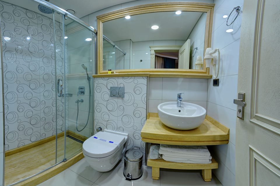 Shower, rainfall showerhead, free toiletries, hair dryer