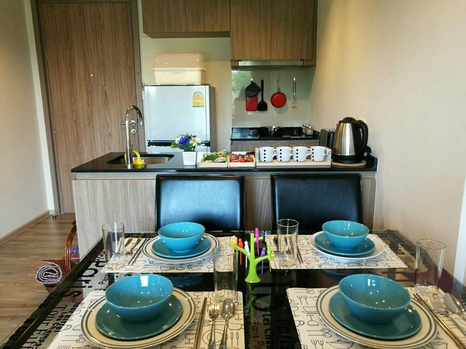 One Bedroom Condo | In-room dining