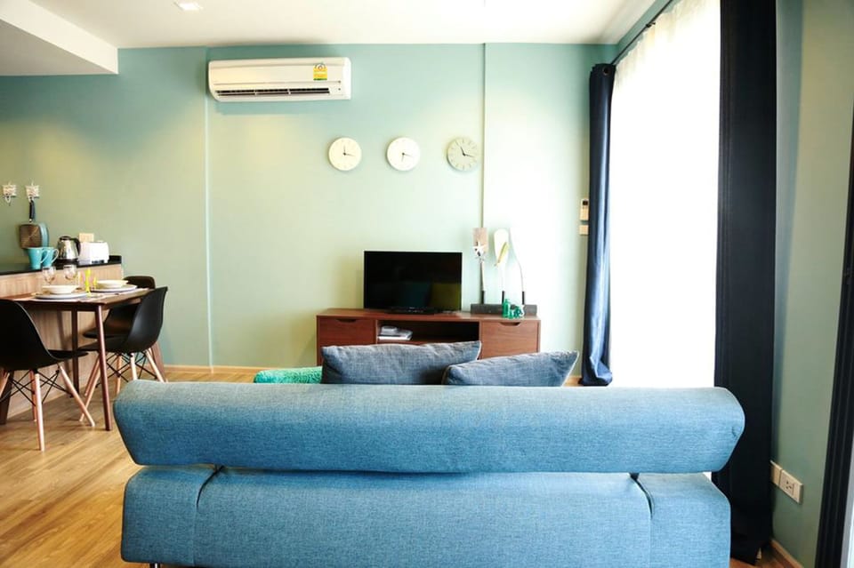 One Bedroom Condo | Living area | 32-inch flat-screen TV with cable channels, TV