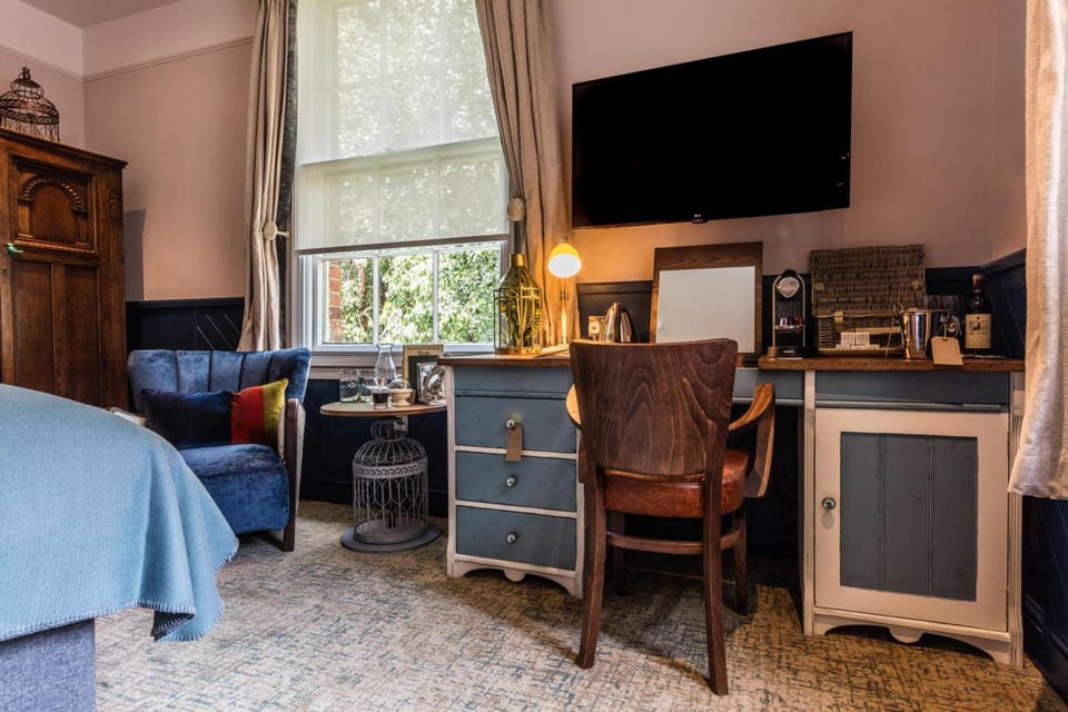 Minibar, in-room safe, desk, iron/ironing board