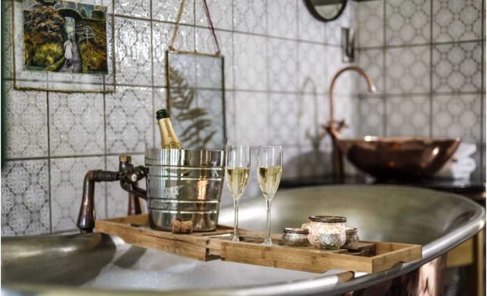 Suite | Bathroom | Free toiletries, hair dryer, towels