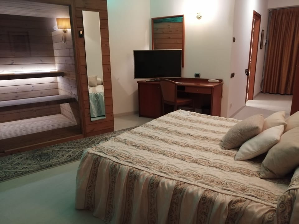 Junior Suite | Premium bedding, minibar, in-room safe, desk