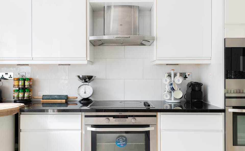 House (6 Bedrooms) | Private kitchen | Coffee/tea maker, fridge, microwave, oven
