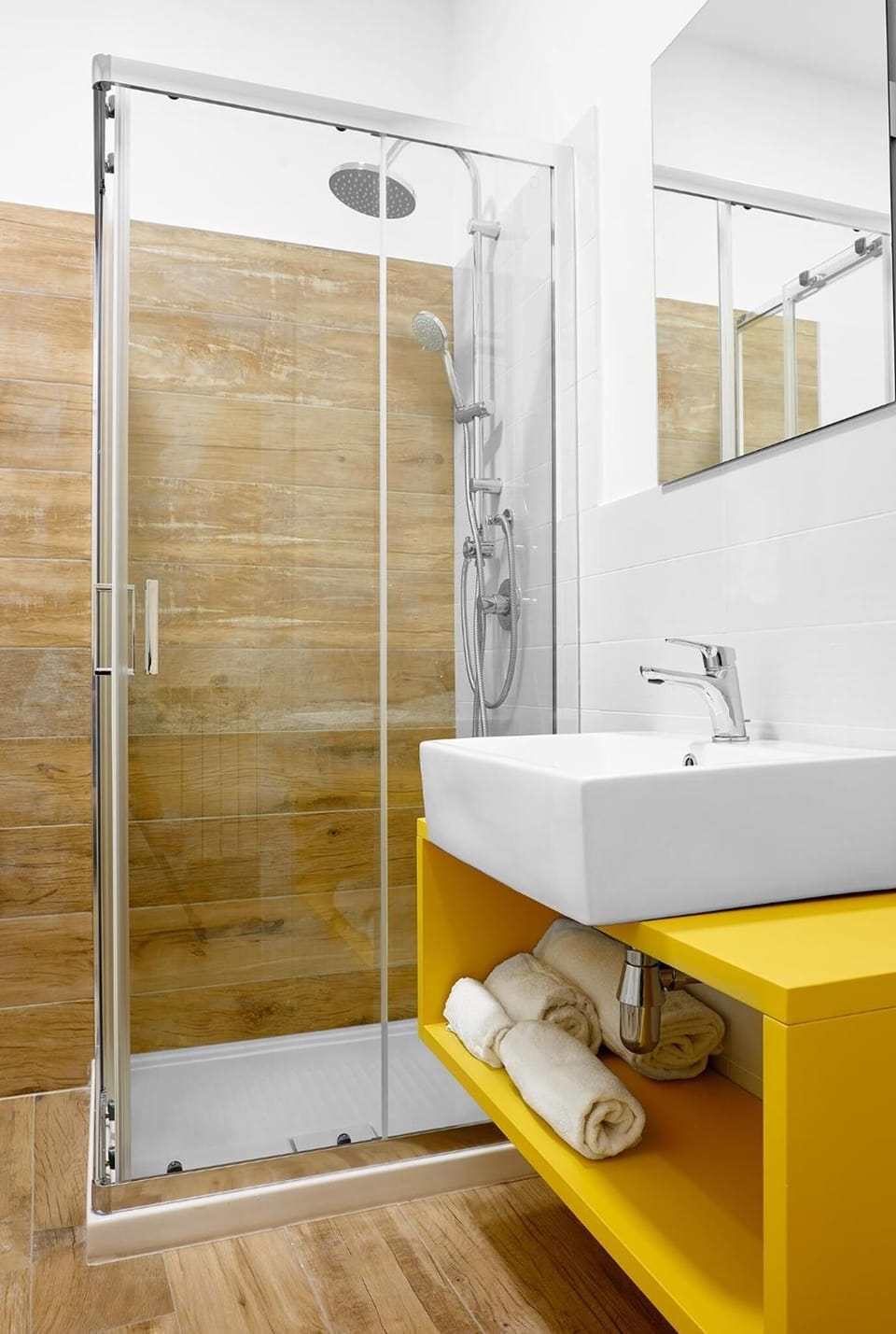 Shower, rainfall showerhead, free toiletries, hair dryer
