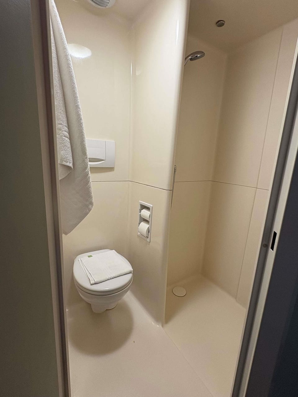 Desk, soundproofing, WiFi (free), bed sheets