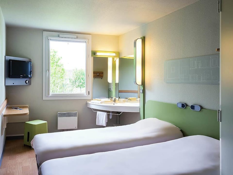 Twin Room, 2 Twin Beds | Desk, soundproofing, free WiFi, bed sheets