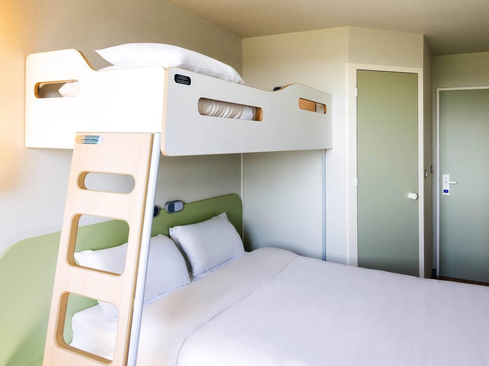 Triple Room, Multiple Beds | Desk, soundproofing, free WiFi, bed sheets