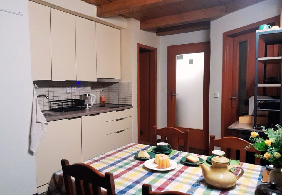 Twin Room, Shared Bathroom (2) | Shared kitchen | Fridge, microwave