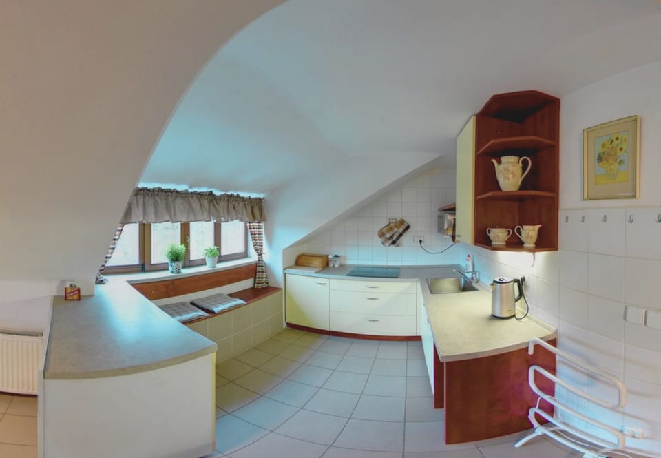 Family Apartment, Ensuite (4) | Private kitchenette | Fridge, microwave