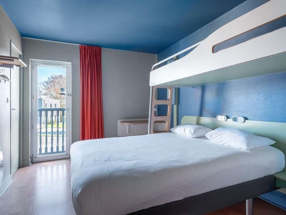 Triple Room, Multiple Beds | Desk, soundproofing, free cribs/infant beds, free WiFi