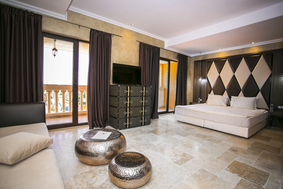 Studio | Minibar, in-room safe, desk, blackout drapes