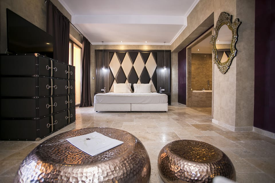 Studio | Minibar, in-room safe, desk, blackout drapes
