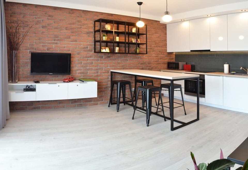 Deluxe Studio Suite, 1 Bedroom, Non Smoking, Kitchenette (Ogien) | Desk, iron/ironing board, free WiFi