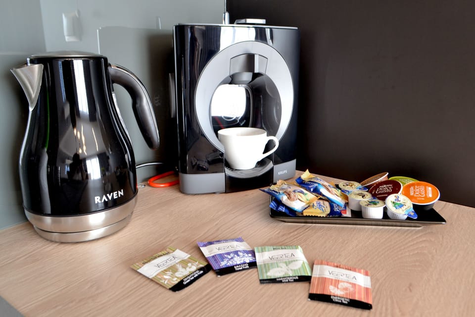 Deluxe Studio Suite, 1 Bedroom, Non Smoking, Kitchenette (Powietrze) | Desk, iron/ironing board, free WiFi