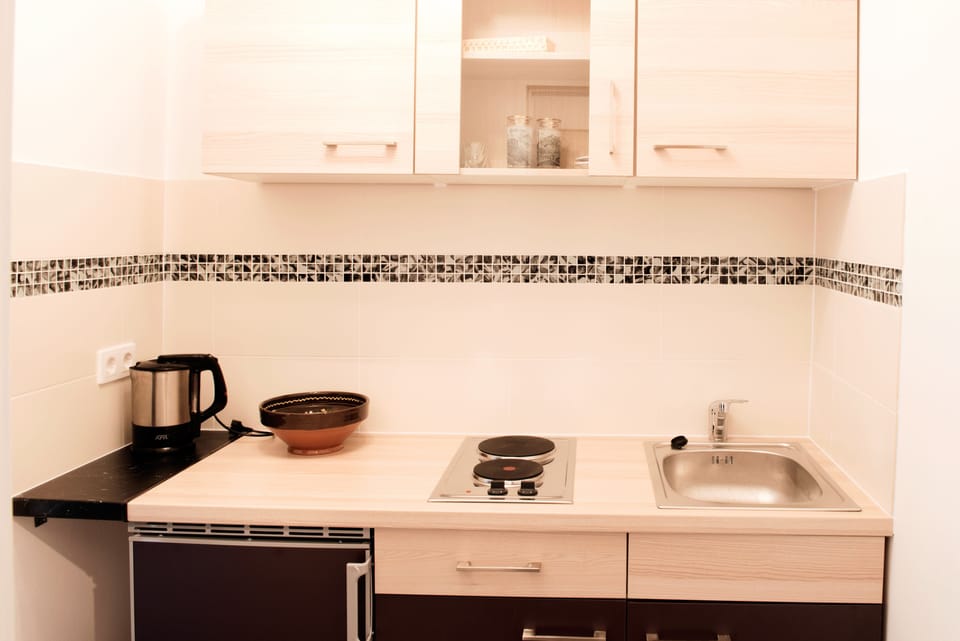Family House | Private kitchenette | Fridge, microwave, oven, stovetop