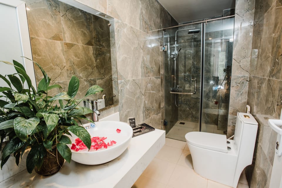 Combined shower/tub, free toiletries, hair dryer, slippers