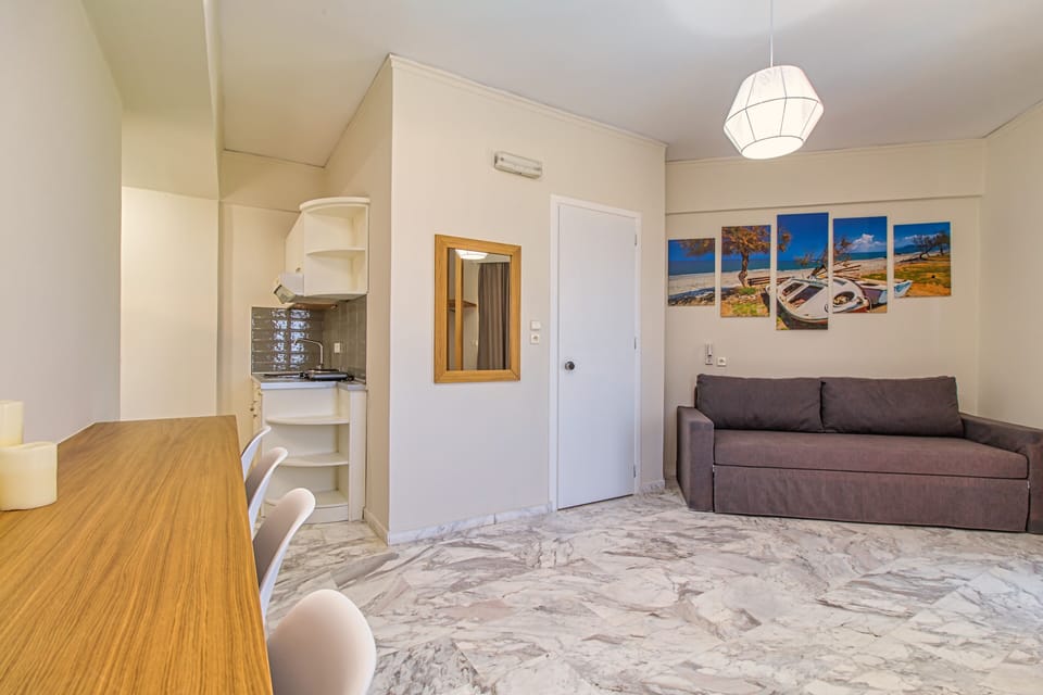 Apartment, 1 Bedroom | Living room | Smart TV, books