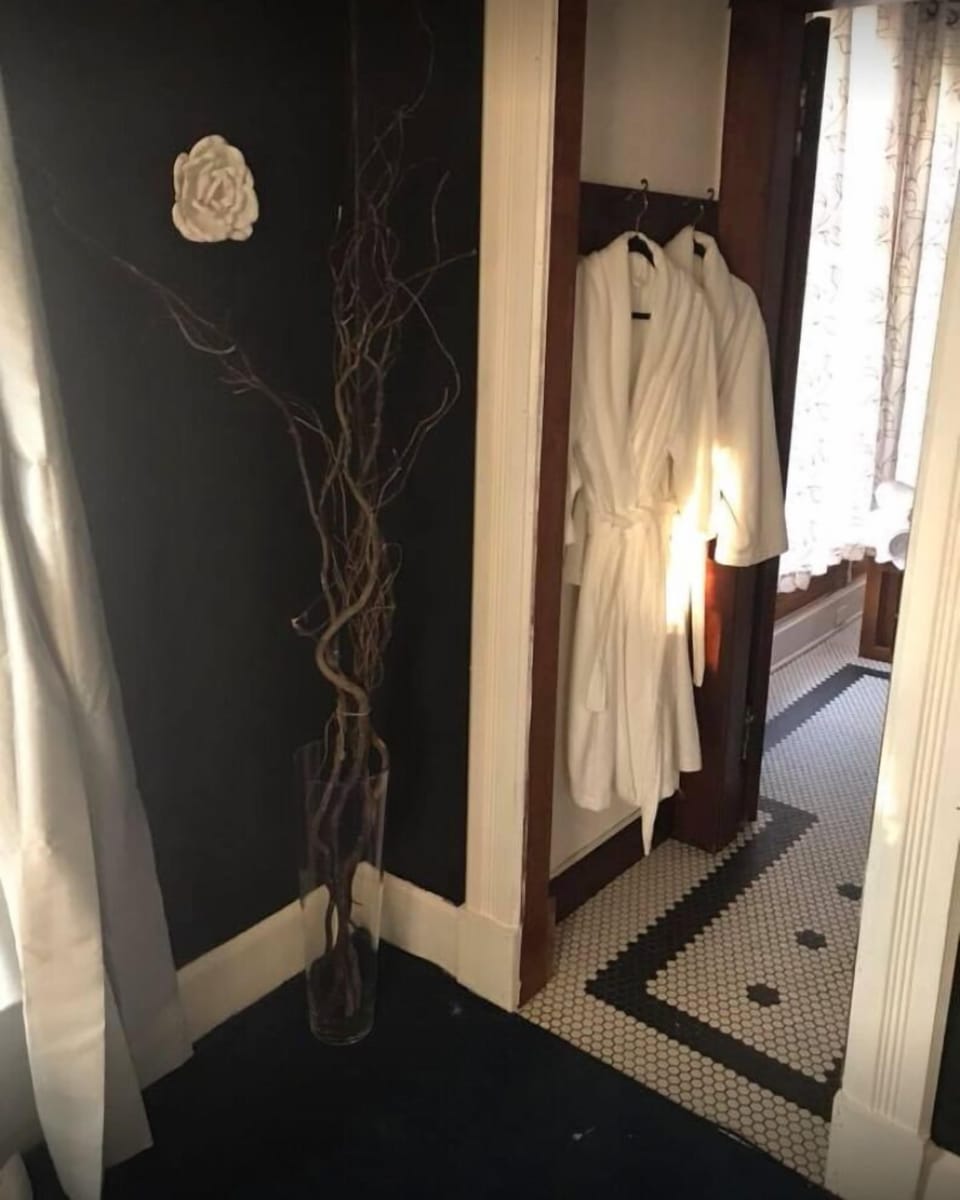 Romantic Suite, 1 Queen Bed, Jetted Tub, Courtyard Area | Egyptian cotton sheets, premium bedding, pillowtop beds