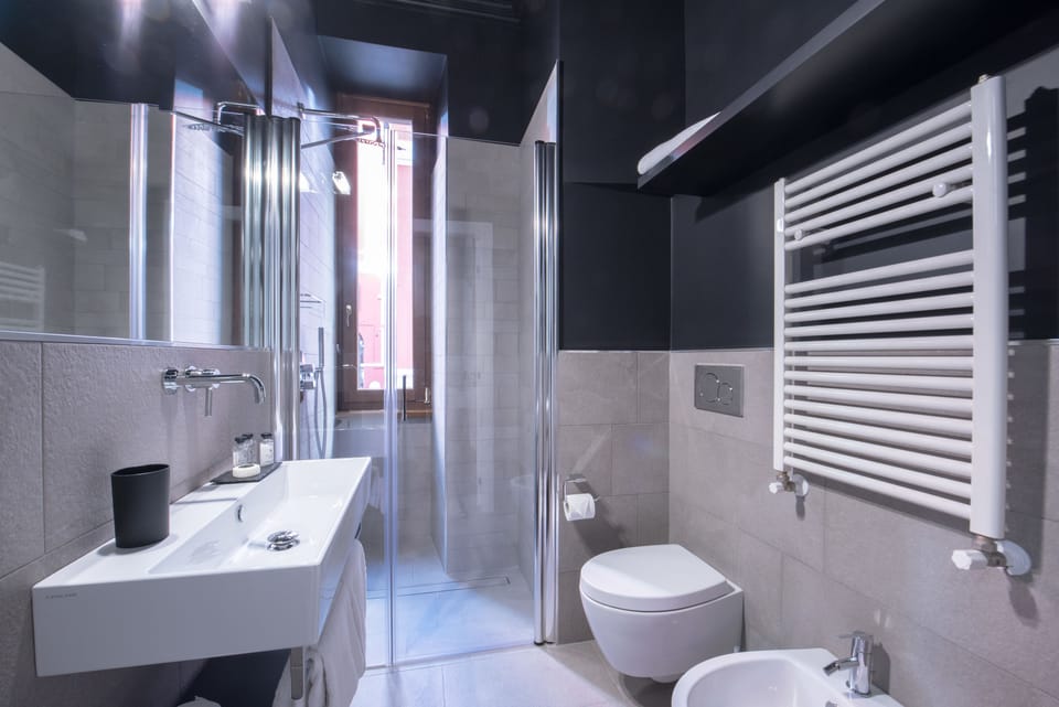 Deluxe Double or Twin Room | Bathroom | Shower, free toiletries, hair dryer, slippers