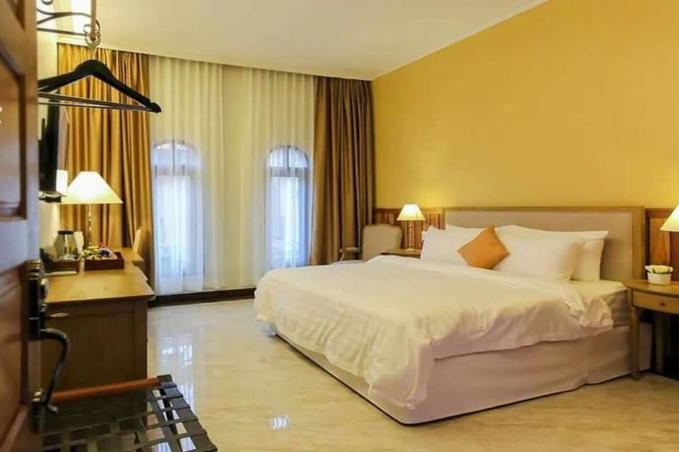 Double Room | Hypo-allergenic bedding, minibar, in-room safe, desk