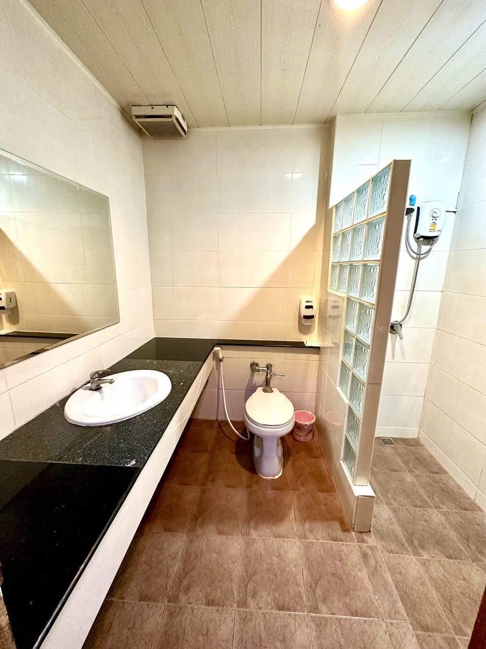 Shower, free toiletries, towels
