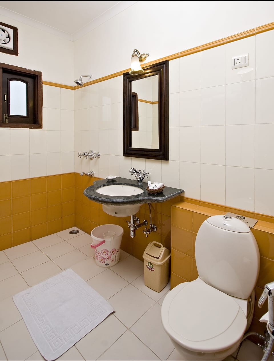 Shower, rainfall showerhead, free toiletries, towels