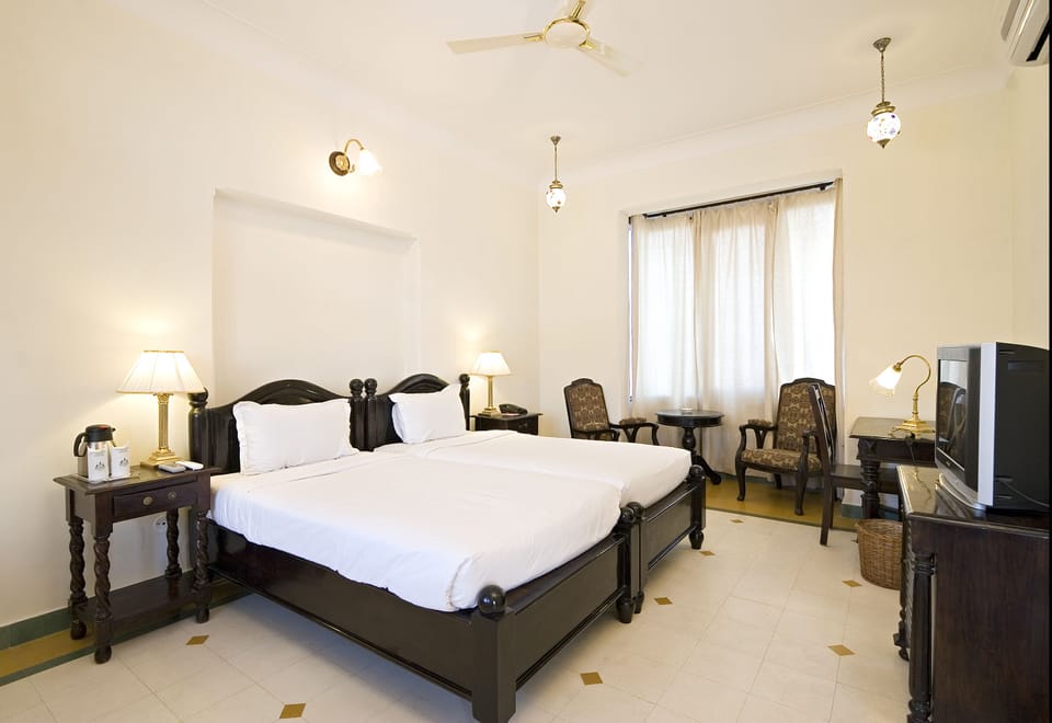 Luxury Room | 1 bedroom, desk, iron/ironing board, free WiFi