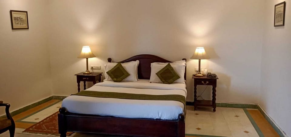 Suite Room | 1 bedroom, desk, iron/ironing board, free WiFi