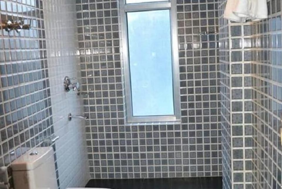 Deluxe Duplex, 1 Double Bed, Smoking | Bathroom | Shower, free toiletries, towels