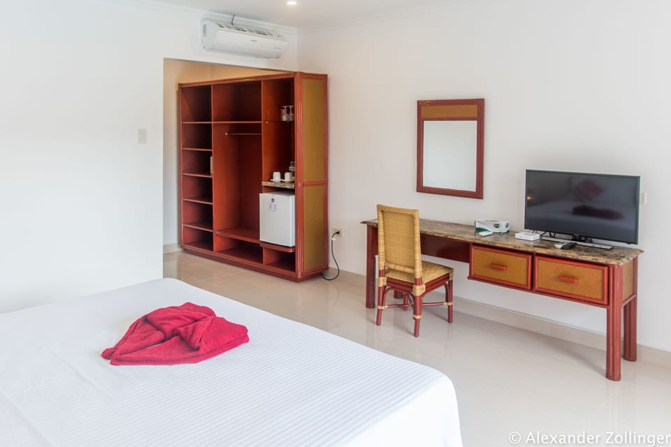 Deluxe Room | Minibar, in-room safe, desk, free WiFi