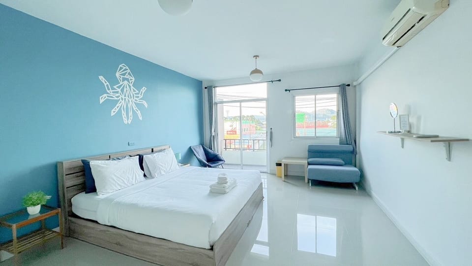 Standard Room with Shared Bathroom and Sofa Bed | WiFi (free), bed sheets
