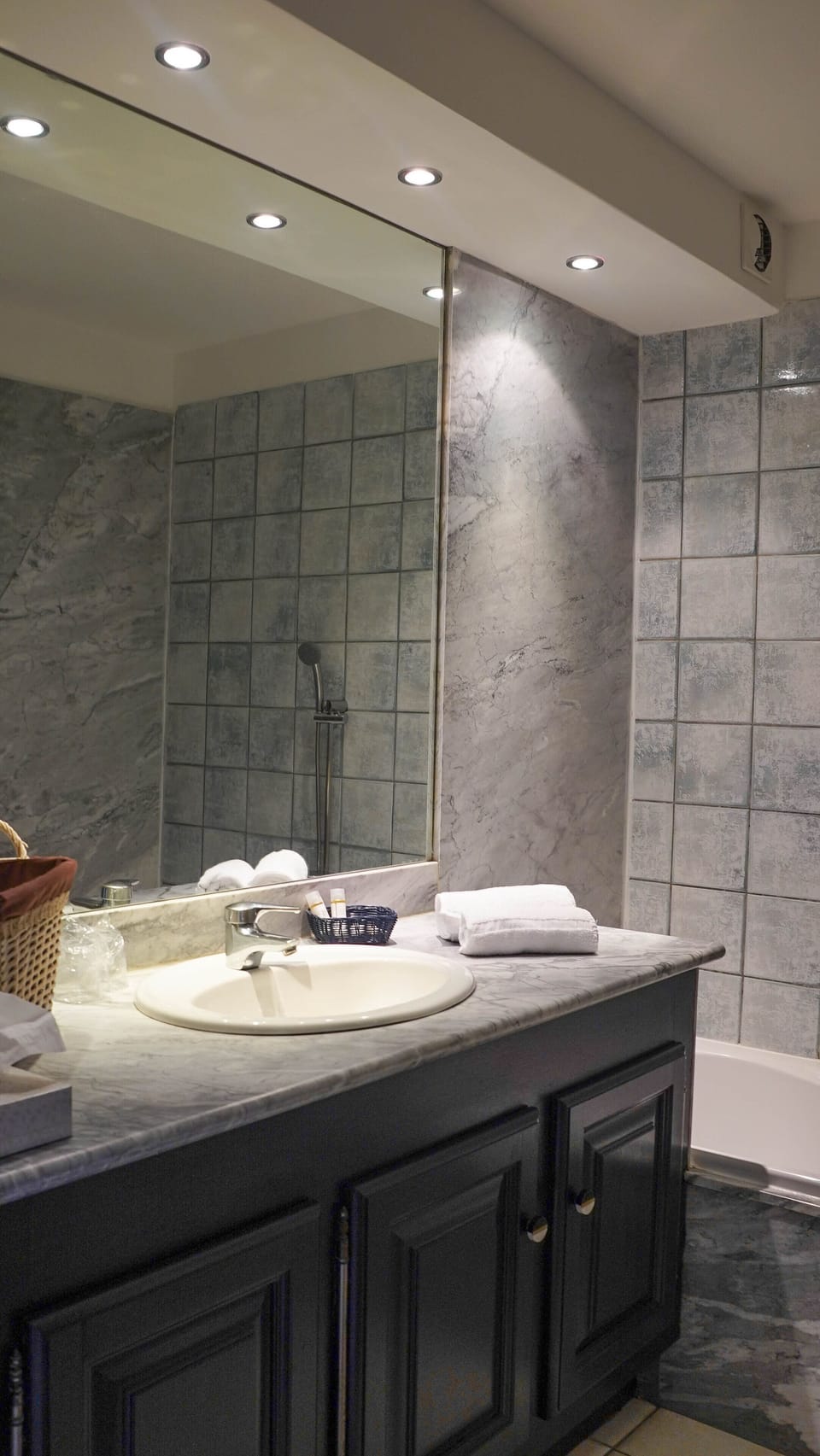 Combined shower/tub, hair dryer, towels
