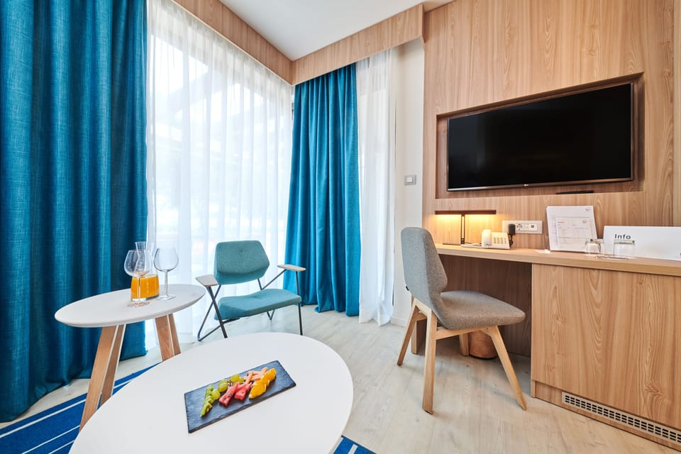 Premium suite, Sea side | In-room safe, desk, blackout drapes, free cribs/infant beds
