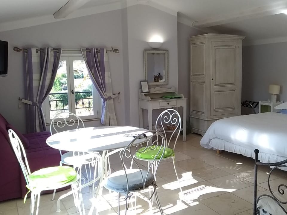 Comfort Double Room, Ensuite, Pool View | Free WiFi