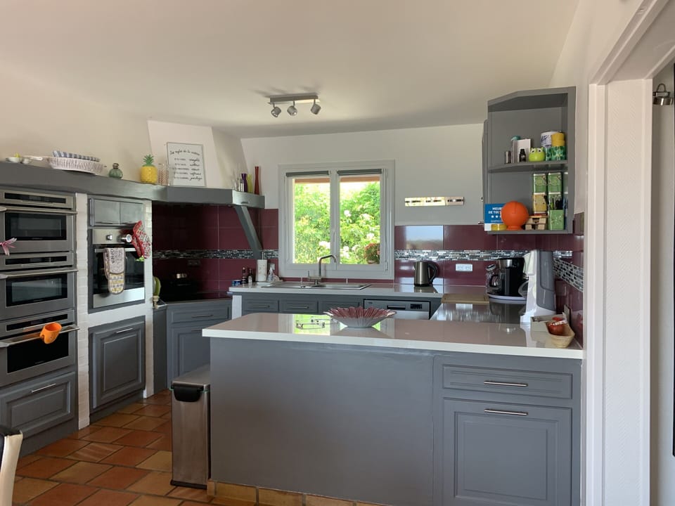 Kitchen / breakfast room with garden and sea view 