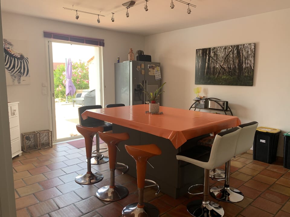Kitchen / breakfast room with garden and sea view 