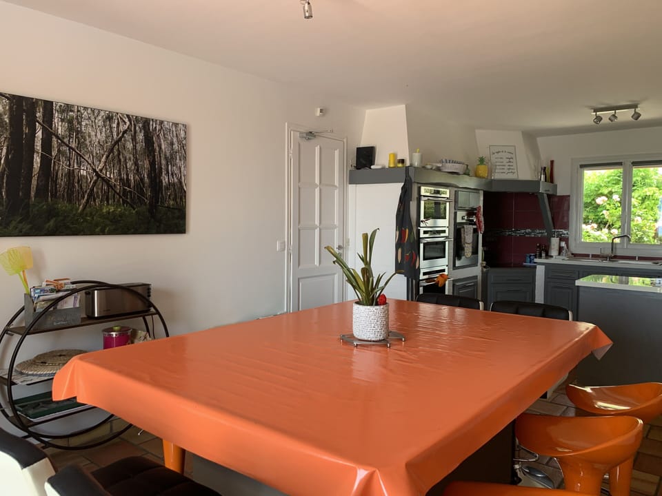  Kitchen / breakfast room with garden and sea view