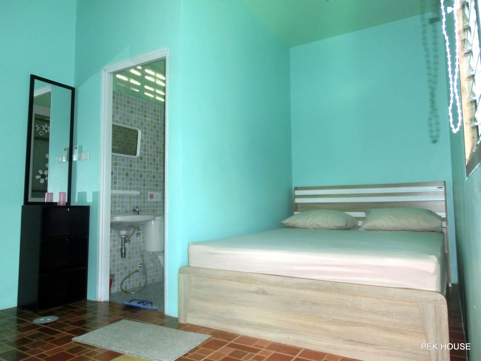 Standard Air-con Room | Desk, blackout drapes, soundproofing, free WiFi