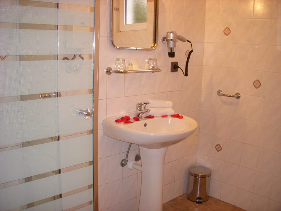 Family Suite | Bathroom | Shower, free toiletries, hair dryer, slippers