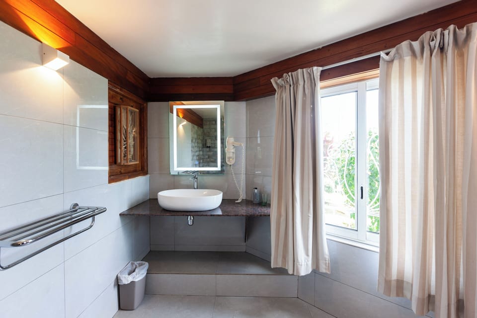 Superior Room | Bathroom | Shower, free toiletries, hair dryer, towels