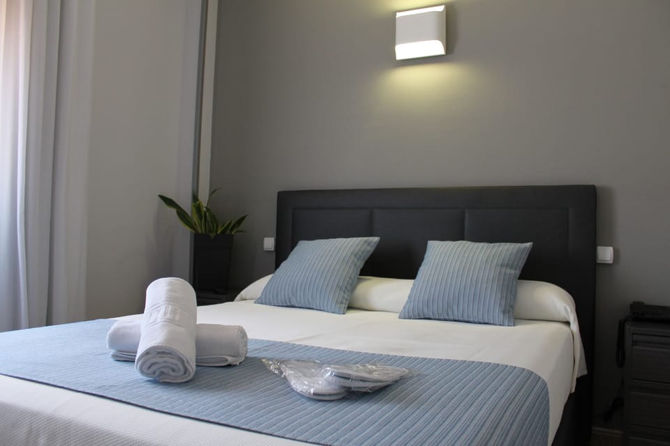 Desk, soundproofing, free WiFi, bed sheets
