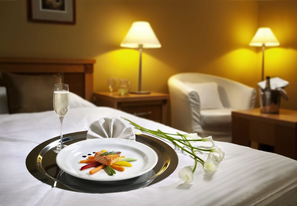 Junior Apartment | Minibar, in-room safe, desk, free cribs/infant beds