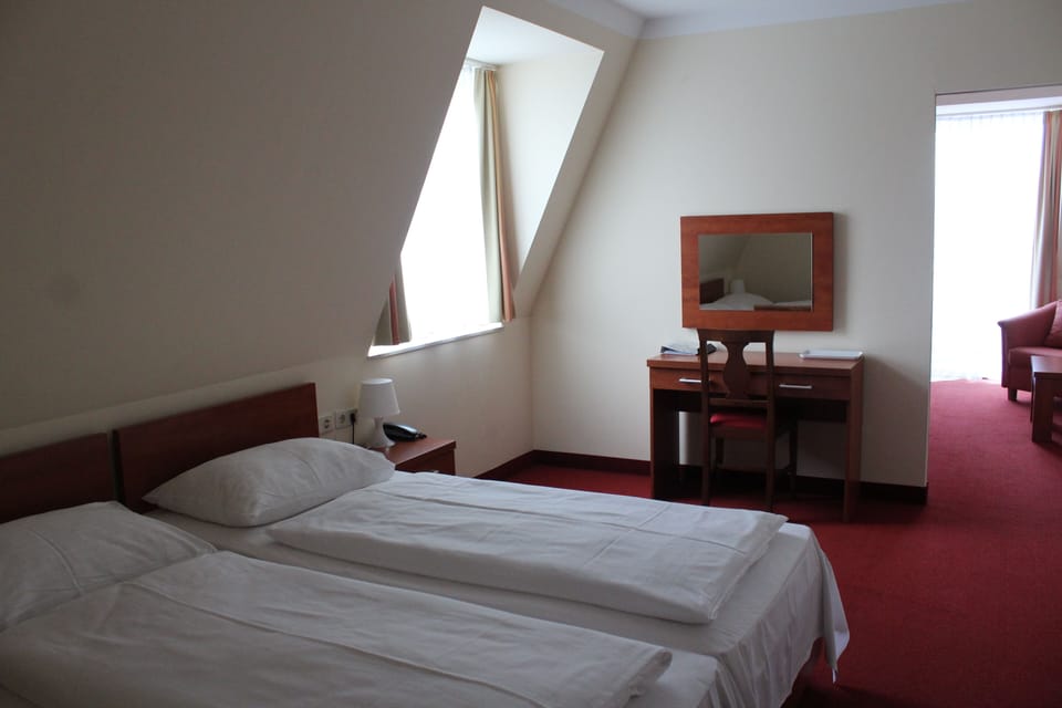 Triple Room | Minibar, desk, bed sheets