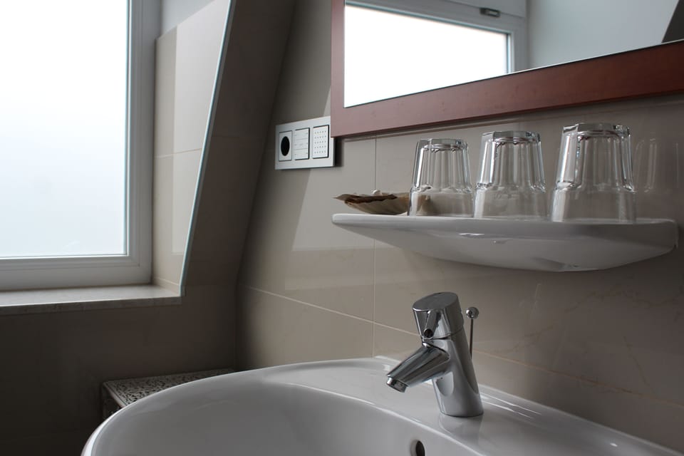 Double Room | Bathroom | Free toiletries, hair dryer, towels