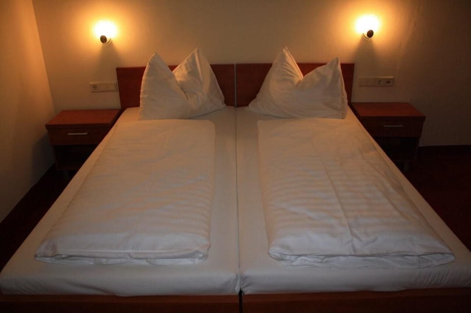 Double Room | Minibar, desk, bed sheets