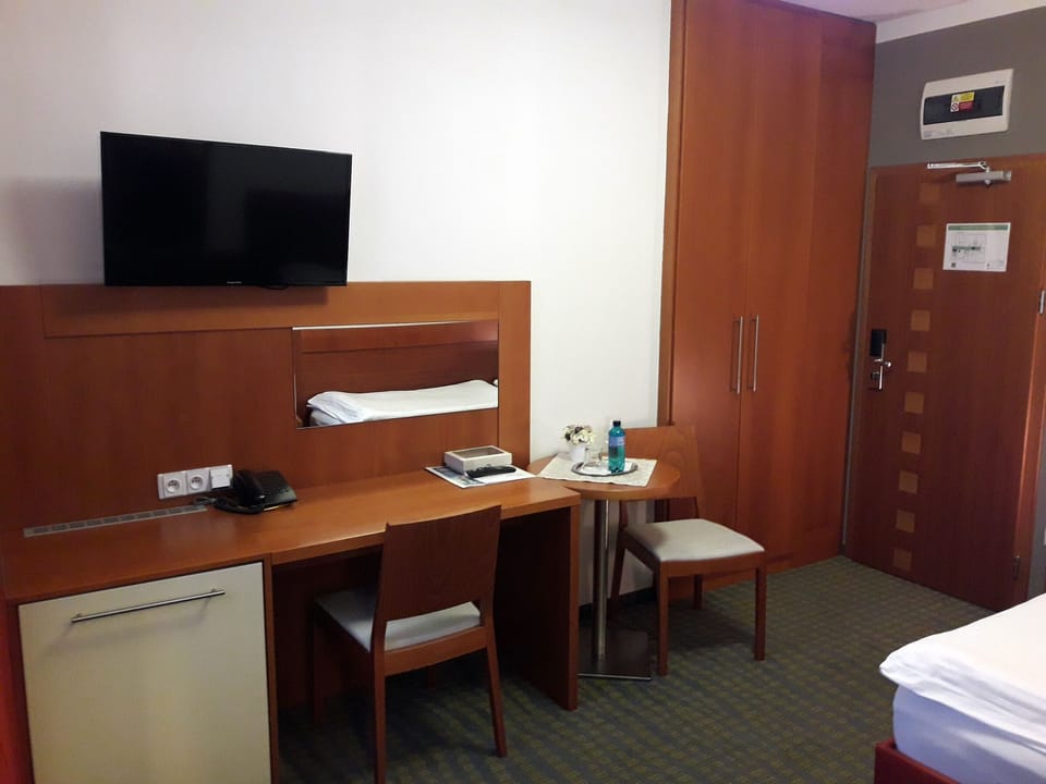 Single Room | Living area | Flat-screen TV