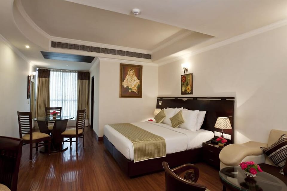 Premium bedding, pillowtop beds, minibar, in-room safe