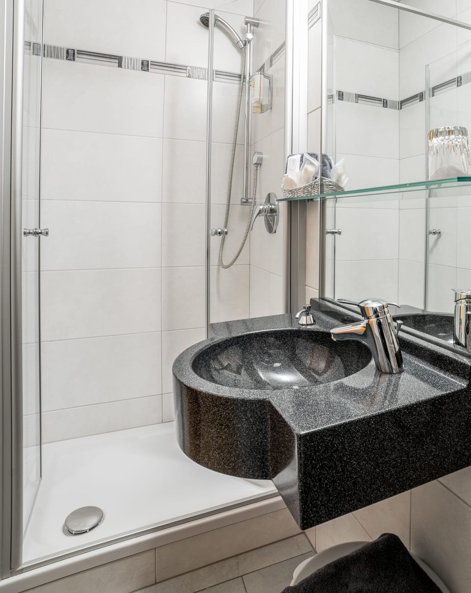 Standard Single Room | Bathroom | Free toiletries, hair dryer, slippers, towels