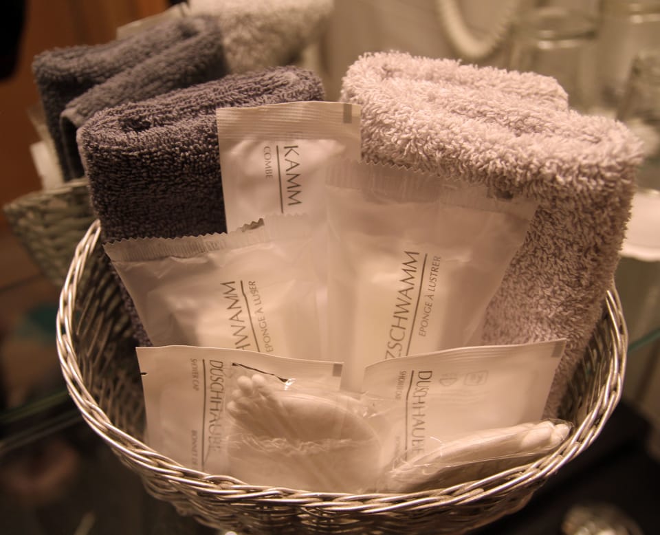 Comfort Double Room | Bathroom | Free toiletries, hair dryer, slippers, towels